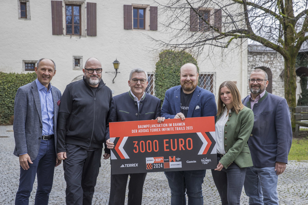 LR Josef Schwaiger bei der symbolischen Übergabe des Spendenschecks mit Leo Bauernberger (Salzburger Land), Mike Hamel (Event Direktor), Gerald Wenger (Bad Hofgastein), Johanna Steinberger (Landesforstdirektion) und Landesforstdirektor Michael Mitter.